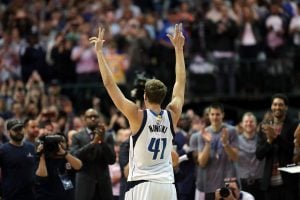 NBA – Top 5 de la nuit : Dirk Nowitzki atteint les 30 000 points en carrière, l’American Airlines Center en fusion !