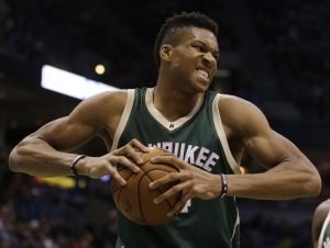 NBA – Top 10 de la nuit : Giannis Antetokounmpo redonne 10 ans d’électricité gratuite à Milwaukee avec ce moulin à vent