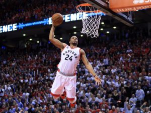 NBA – Top 10 de la nuit : Norman Powell lance un astéroïde sur Marcin Gortat