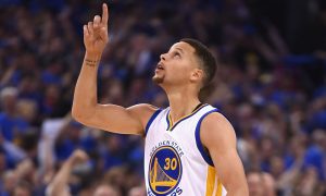 NBA – Top 10 de la nuit : Pour Stephen Curry, la ligne à 3 points commence à partir du logo central