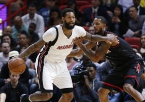 NBA – Top 10 de la nuit : James Johnson Foudroie Marcus Morris sur place