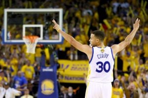 NBA – Top 5 de la nuit : Stephen Curry fait tomber Dewayne Dedmon aux oubliettes