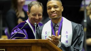 NBA – Damian Lillard honoré par son ancienne université