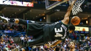 NBA – Top 10 de la nuit : L’alley-oop terrifiant de Giannis Antetokounmpo !