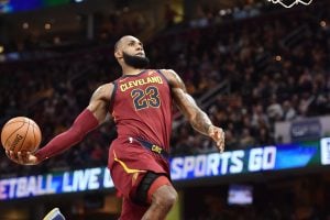 NBA – Top 10 de la nuit : LeBron James plie en deux les Sixers