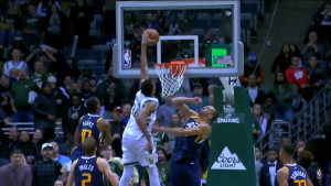 NBA – Top 10 de la nuit : Giannis Antetokounmpo grimpe le Mont Gobert !