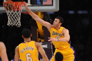 NBA – Top 10 de la nuit : Larry Nance Jr fait hurler le Staples Center avec ce poster terrifiant sur Kevin Durant !