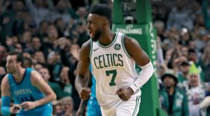 NBA – Top 10 de la nuit : La claquette extraordinaire de Jaylen Brown !