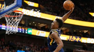 NBA – Top 10 de la nuit : Donovan Mitchell, le voyageur galactique !