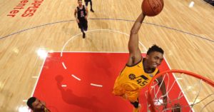 NBA – Top 10 de la nuit : Donovan Mitchell à bord de son bombardier, prière de s’écarter