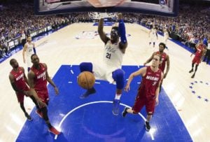 NBA – Top 10 de la nuit : Joel Embiid fracasse le cercle !