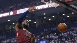 NBA – Top 5 de la nuit : LeBron James calme le Air Canada !