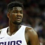 NBA – Deandre Ayton se fait un horrible tatouage, et se fait détruire sur les réseaux sociaux