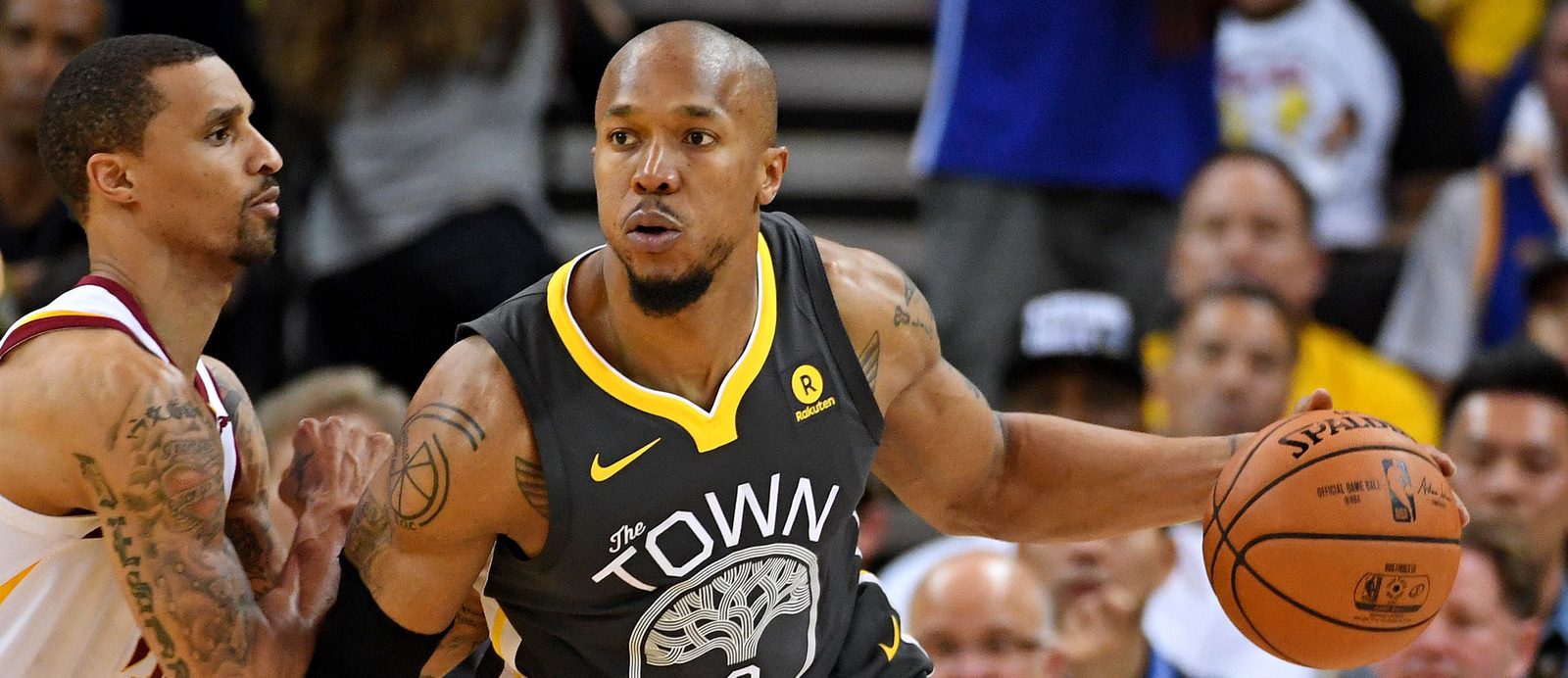 David West sous le maillot des Warriors, au poste face à George Hill (Cavaliers).