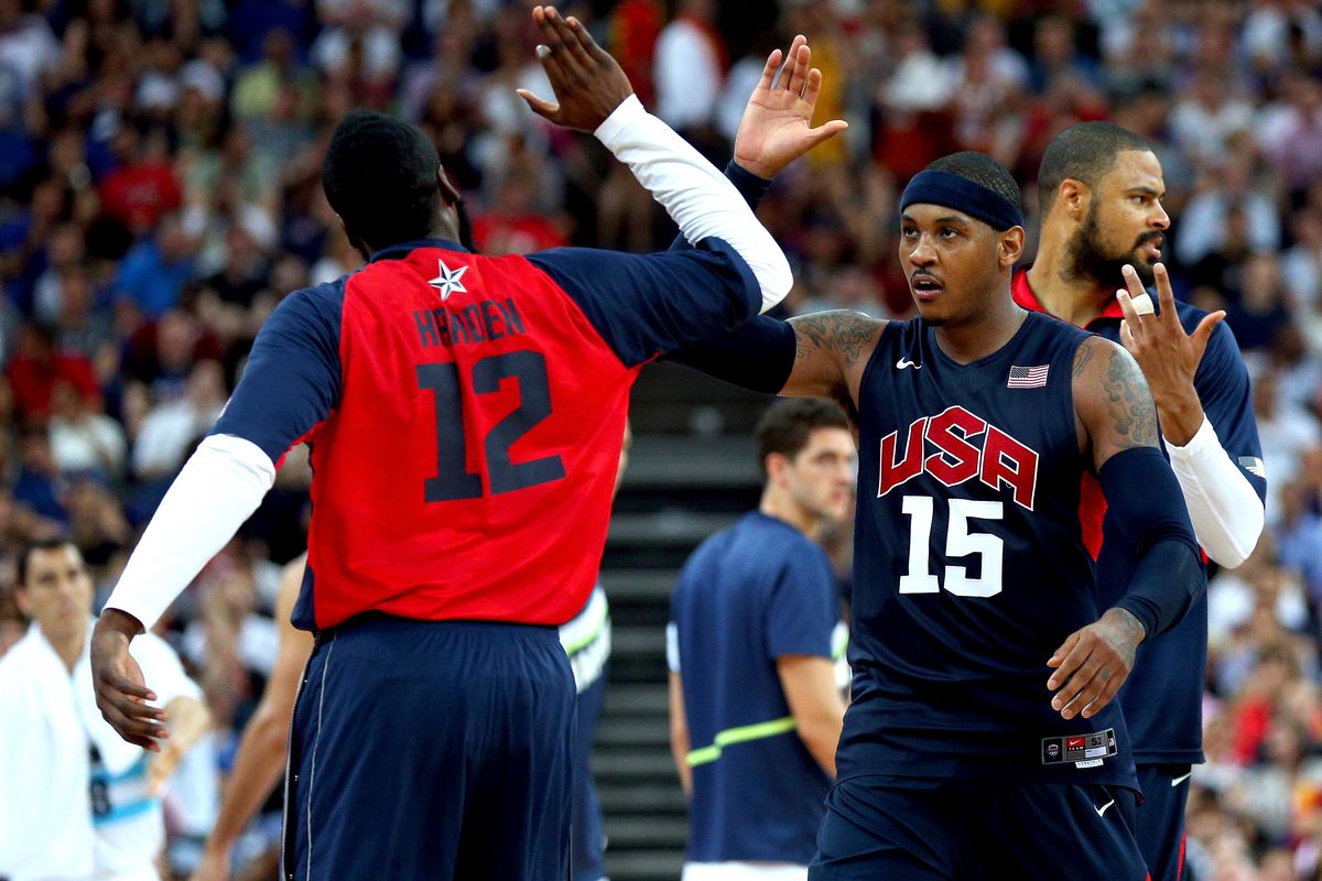 James Harden et Carmelo Anthony se tapent dans la main, sous le maillot de Team USA