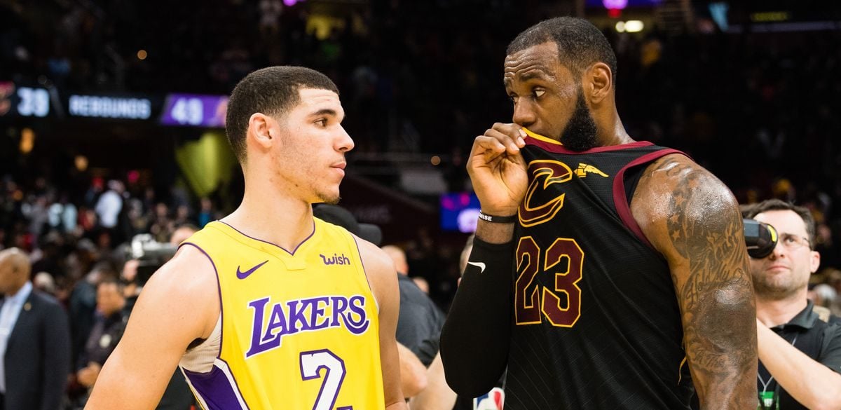 LeBron James parle à Lonzo Ball, après un match entre les Cavaliers et les Lakers.