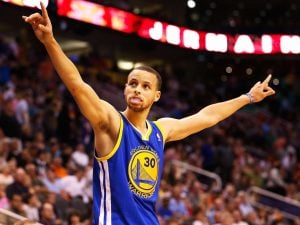 NBA – Top 10 de la nuit : Curry distribue, Damian Jones s’envole