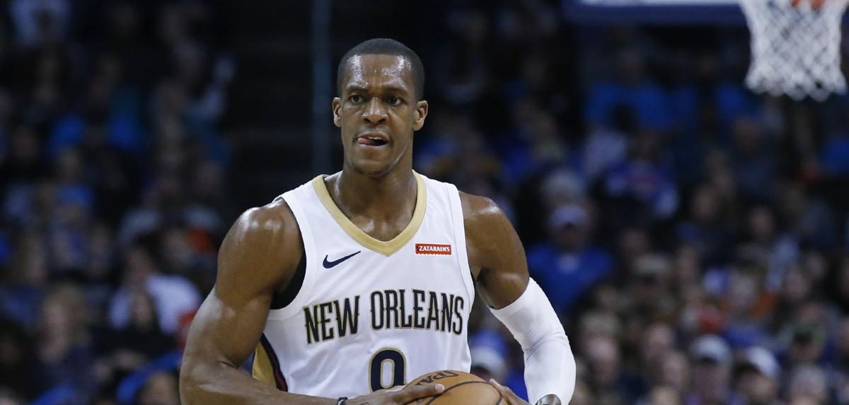 Rajon Rondo, balle en main, sous le maillot des Pelicans