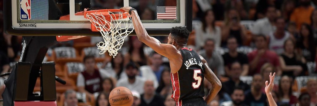 Derrick Jones Jr; monstrueux dunk American Airlines