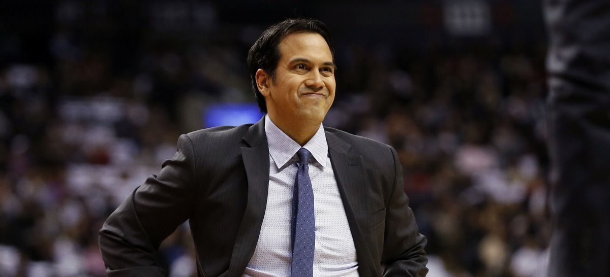 Erik Spoelstra sourit, en costume.