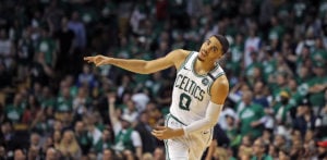 NBA – Top 10 de la nuit : Jayson Tatum carbonise Paul George