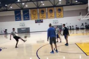 NBA – Stephen Curry et Steve Nash mixent basket et foot à l’entrainement