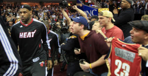 NBA – Le premier retour terrible de LeBron James à Cleveland en 2010