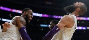 NBA – Top 10 de la nuit : Le Staples à genoux devant Tyson Chandler