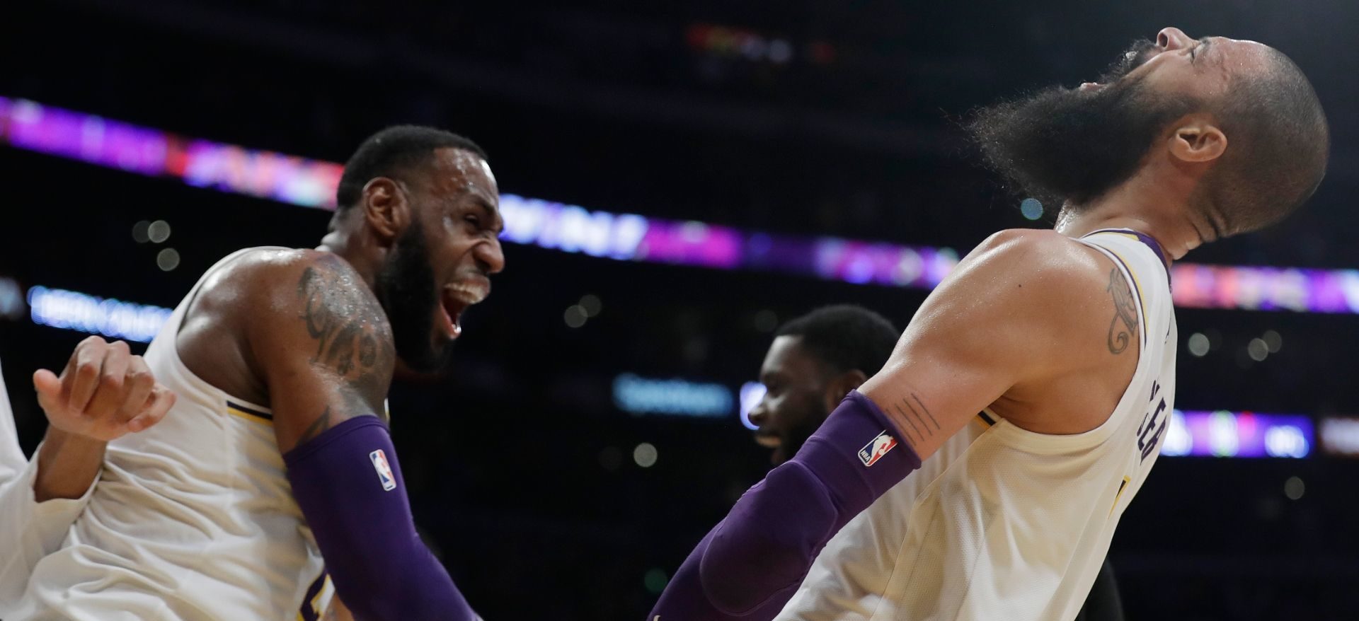 Avec un contre du bout des doigts dans les ultimes secondes du match, Tyson Chandler délivre les Lakers au Staples