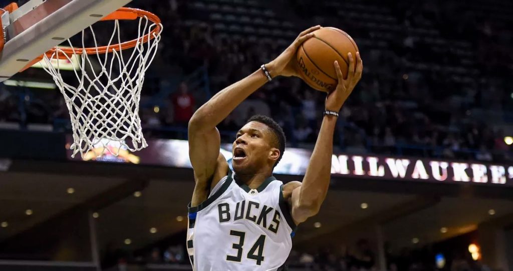 Giannis Antetokounmpo a égalé le record de Shaquille O'Neal du plus grand nombre de match à plus de 25 points, 15 rebonds et 5 passes depuis la fusion de la NBA et de l'ABA en 1976.