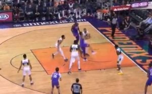 NBA – Le poster de Devin Booker sur Anthony Davis !