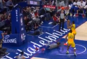 NBA – L’énorme scotch de Giannis sur Joel Embiid !