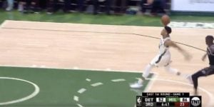 NBA – Giannis pose un dunk depuis la ligne des lancers !