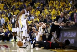 NBA – Kevin Durant et Patrick Beverley commencent par une expulsion !