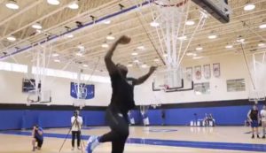 NBA/NCAA – Zion Williamson pose un dunk pour révéler le sexe d’un enfant