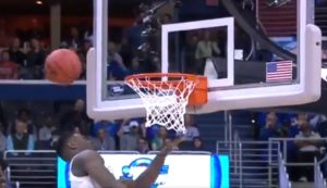 NCAA – Zion Williamson à deux doigts de se cogner contre la planche !