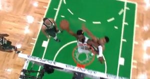 NBA – Jaylen Brown met ENCORE Giannis sur un poster !