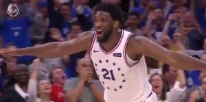 NBA – Joel Embiid sort un énorme dunk moulin à vent !