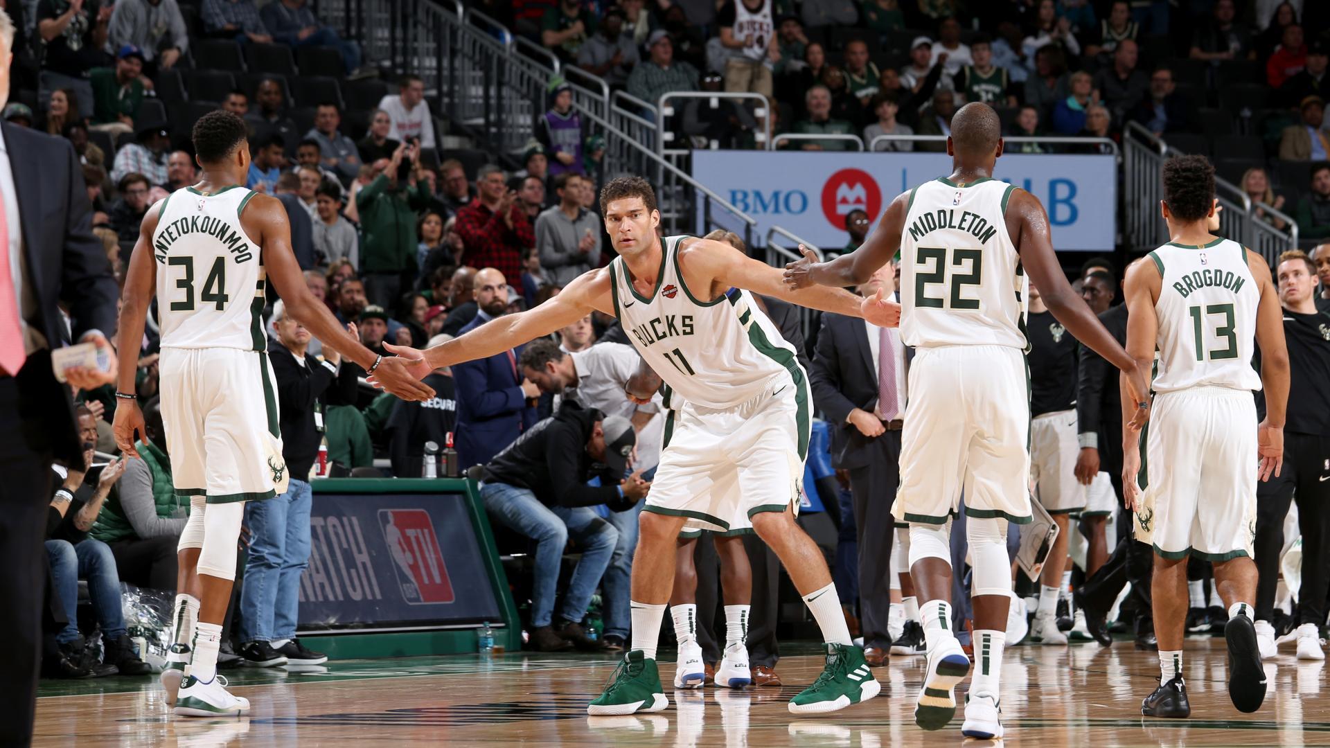 Giannis Antetokounmpo tape dans la main de Brook Lopez