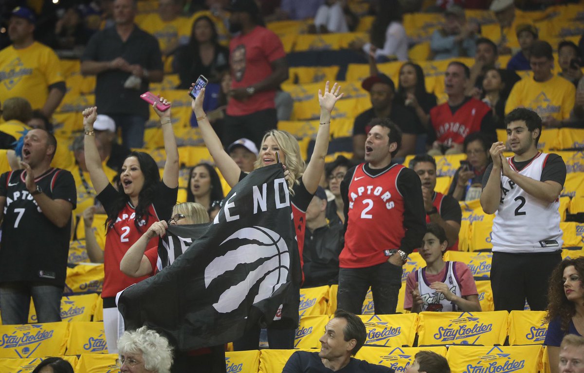 Fans des Raptors présents à l'Oracle Arena