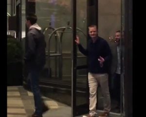 NBA – Un fan des Raptors trolle Steve Kerr à la sortie de l’hôtel