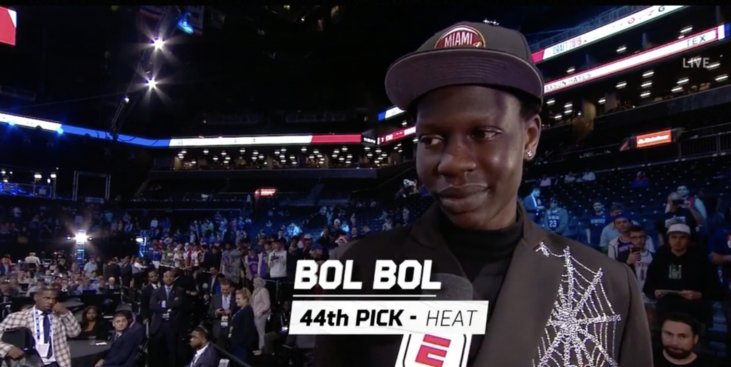 Bol Bol lors de sa sélection à la 44ème place de la Draft 2019 par les Nuggets via le Heat