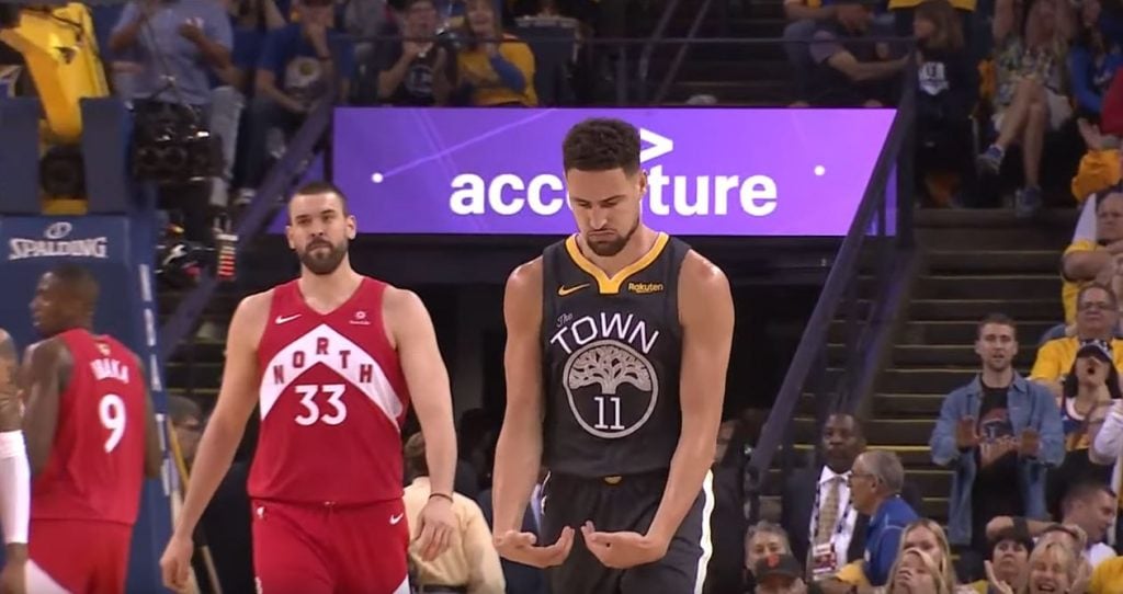 Klay Thompson effectue une célébration "Big Balls"