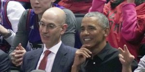 NBA – Barack Obama ovationné par la Scotiabank Arena