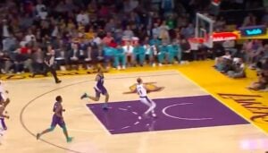 NBA – Alex Caruso enflamme le Staples Center par un gros tomar !