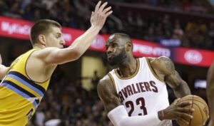 NBA – Mike Malone fait une comparaison intéressante entre LeBron et Nikola Jokic