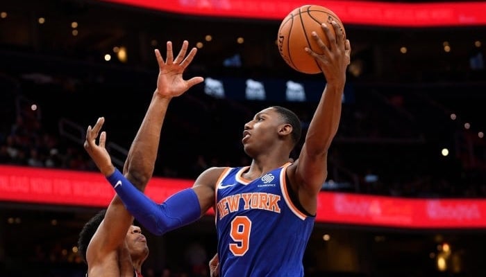 RJ Barrett tente un lay-up face à un défenseur