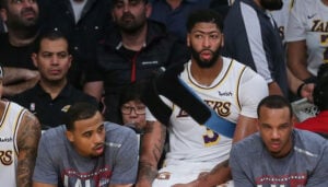 NBA – Frayeur pour Anthony Davis après un dur contact avec joueur des Blazers