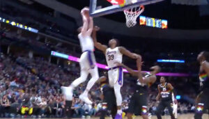 NBA – L’énorme claquette dunk d’Alex Caruso qui met le Pepsi Center debout !