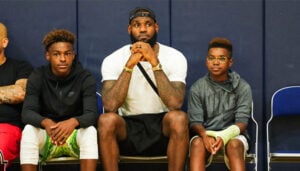 NBA – LeBron s’affiche en pleine séance muscu avec Bronny, Bryce et Savannah !